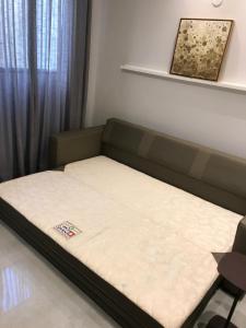 圣保罗Liberdade 1 QT + Sofá Cama - 200m Metrô. Novo!的一张带床垫的床铺