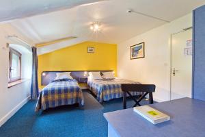 奥尔西讷阿鲁姆酒店的酒店客房设有两张床和一张桌子。