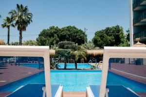 坎布里尔斯索尔港坎布里尔斯酒店的享有度假村游泳池的景致