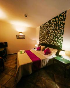 冯塔尼比安奇瓦莱马尔乡村度假酒店的酒店客房带一张床和一架钢琴