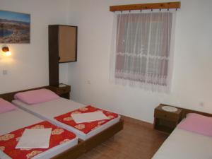 诺瓦利娅Apartmani BRUNO的一间卧室设有两张床和窗户。