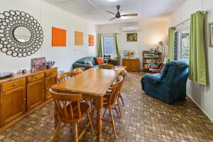 Raymond IslandKambera House的客厅配有木桌和椅子