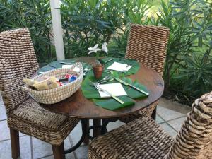 冯塔尼比安奇瓦莱马尔乡村度假酒店的一张带藤椅的木桌和一张桌子