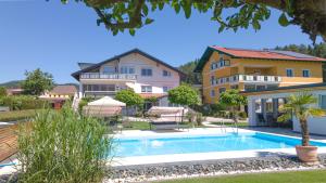 圣卡尼兹Apartments Jernej am Turnersee的度假村内带游泳池的别墅