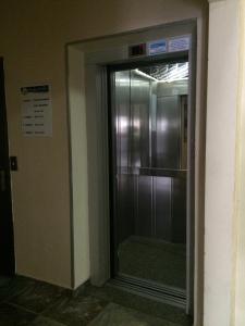 圣卡洛斯Perea Hotel的大楼内通往电梯的玻璃门