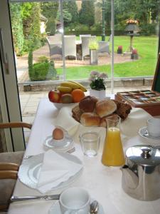 Handel汉德里亚酒店的一张桌子,早餐包括鸡蛋面包和水果