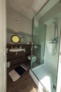 鹿特丹De Coaster的一间带玻璃淋浴和水槽的浴室