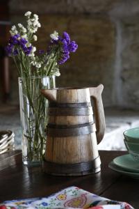 塔布阿苏CASA da PISCINA, Quinta do Espinho, Douro Valley的花瓶和茶壶的桌子