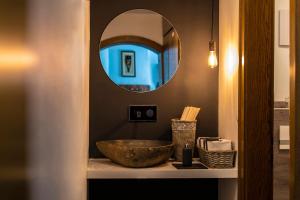 加舒恩鲁道夫旅馆的一间带碗水槽和镜子的浴室