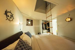 鹿特丹De Coaster的小房间设有床和沙发