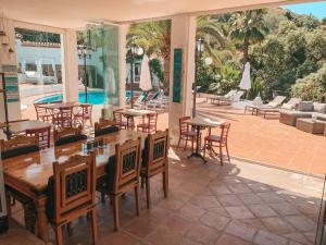 马贝拉贾迪勒斯女王精品B&B酒店的一个带桌椅的庭院和一个游泳池
