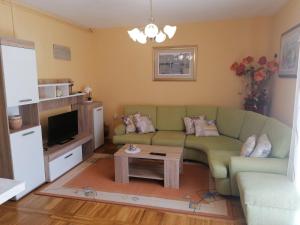 巴斯卡Apartments Čubranić的客厅配有绿色沙发和桌子