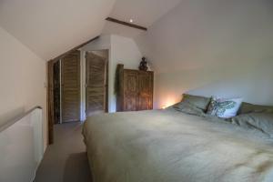 泽赫瑟Aa Casia vakantiehuis的一间卧室设有一张大床和木门
