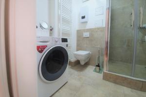 森夫滕贝格PB Ferienwohnungen - FeWo 2 - Stilvoll eingerichtetes Apartment im Herzen Senftenbergs的一间带卫生间的浴室内的洗衣机