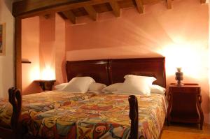 VillanuevaLa Casona de Villanueva de Colombres的一间卧室配有一张带五颜六色棉被的床