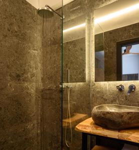 Vrachos Suites Mykonos的一间浴室