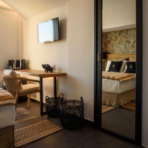 米克诺斯城Vrachos Suites Mykonos的客房设有一张床、一张桌子