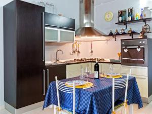 Casa di CioBelvilla by OYO Al Meriggio的厨房配有一张带蓝桌布的桌子