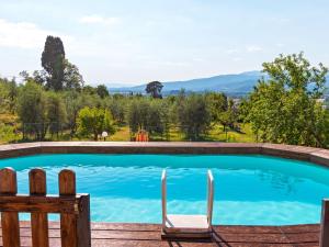 Casa di CioBelvilla by OYO Al Meriggio的一个带椅子的游泳池,享有山景