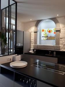 坎佩尔galerie Angle3的厨房配有黑色台面和水槽