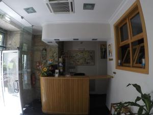 科维良科维良雅尔丁酒店的一间厨房,在房间内配有柜台