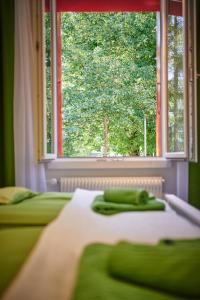 伯尔尼da Maurizio Suites的一间卧室设有两张绿色的床和窗户
