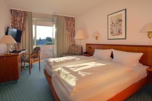 基青根艾斯巴赤豪弗酒店-餐厅的配有一张床和一张书桌的酒店客房