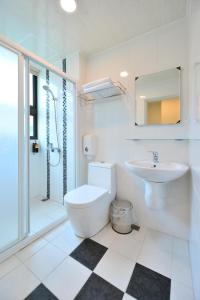 台南台南圣旺商旅的白色的浴室设有卫生间和水槽。
