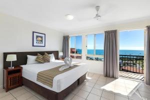 埃尔利海滩降灵岛马提尼克度假酒店的一间卧室设有一张床,享有海景