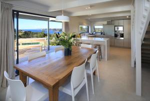 欧尼罗亚Noll View的厨房以及带木桌和椅子的用餐室。