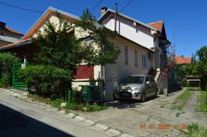 索科矿泉村Apartmani Perovic的停在房子前面的汽车
