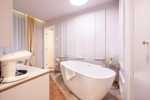 扎达尔卡德纳豪华客房住宿加早餐旅馆的浴室配有白色浴缸和水槽