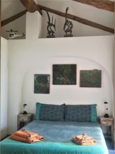 特雷维尼亚诺罗马诺Villa Fonte Tartaruga Trevignano Romano的一间卧室配有蓝色的床,上面装有两袋