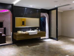 台中市欧游國国际连锁精品旅馆-台中馆的一间带水槽和镜子的浴室