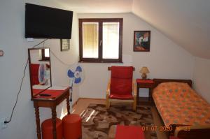 索科矿泉村Apartmani Perovic的一间带床和电视的客厅