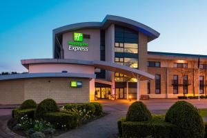 北安普敦Holiday Inn Express Northampton - South, an IHG Hotel的带有紧急信号的医院大楼