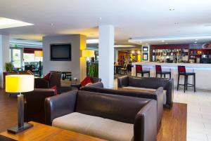 Holiday Inn Express Northampton - South, an IHG Hotel酒廊或酒吧区