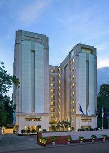 艾哈迈达巴德财富公园艾哈迈达巴德酒店的城市中拥有两座高楼的酒店