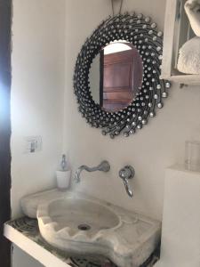 费拉约港Le Stanze sul Mare的一间带石制水槽和镜子的浴室