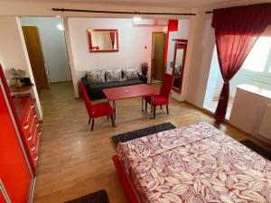 康斯坦察Faleză nord的一间卧室配有一张床、一张桌子和一张沙发