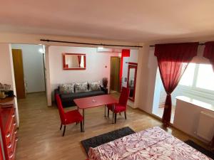康斯坦察Faleză nord的客厅配有红色桌子和沙发