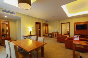 美娜多马雷森马纳多瑞士酒店的客厅配有桌椅
