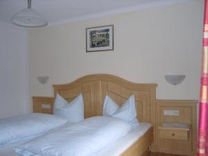 希帕赫卡麦伦哈夫农家乐的客房内的两张床和白色枕头