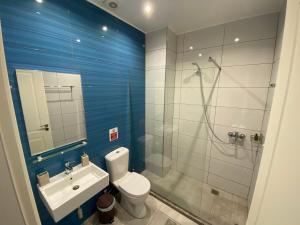 希马拉VIAL Rooms的带淋浴、卫生间和盥洗盆的浴室