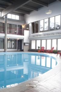 贾斯珀玛琳洛奇酒店的大楼中央的大型游泳池