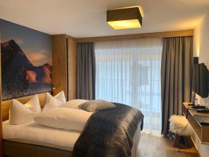 湖城帕斯农波斯特酒店的一间卧室设有一张大床和大窗户