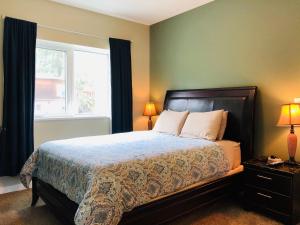 怀特霍斯Downtown Whitehorse Deluxe 2 Bedroom Condo的一间卧室设有一张大床和一个窗户。