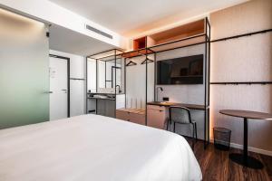 安特卫普A-STAY Antwerp的卧室配有白色的床和桌子