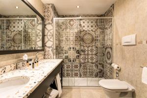 维罗纳Hotel Indigo Verona - Grand Hotel Des Arts, an IHG Hotel的浴室配有卫生间、盥洗盆和浴缸。