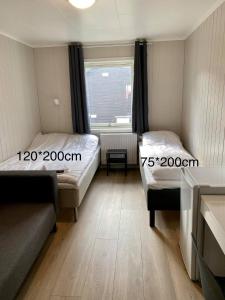 莫舍恩Mosjøen Overnatting, Finnskoggata 20的小房间设有两张床和窗户